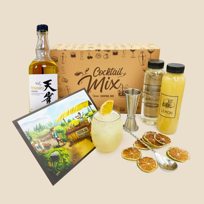 Cocktail Mix Whisky Sour с уиски: картонена кутия, бутилка уиски, захарен сироп и фреш от лимон, тематична картина, жълт коктейл с пяна и дехидратирани портокали