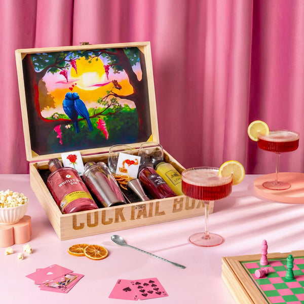 Отворена дървена кутия Cocktail Box Love is in the air: тематична картина с папагали, джин, натурални сиропи и червен коктейл в чаша с резен лимон